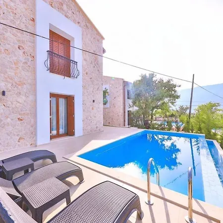 çukurbağ köyünde 4 tane villa Kaş