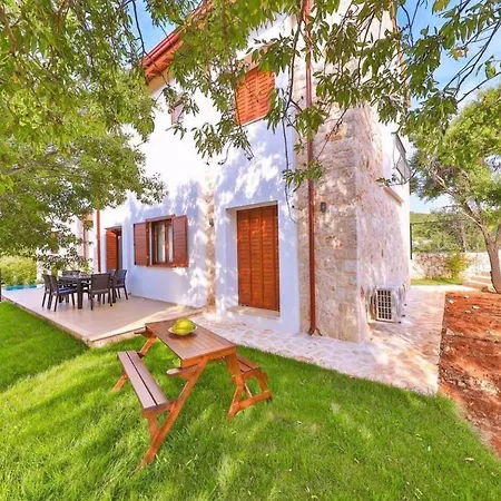 çukurbağ köyünde 4 tane villa Daire